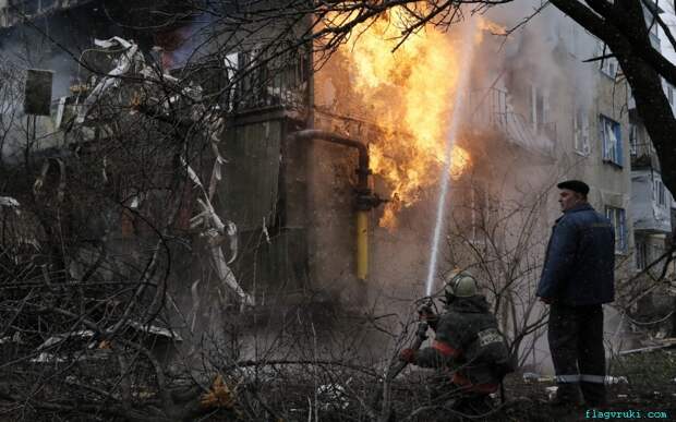 В результате очередного обстрела в жилом квартале на окраине Донецка вспыхнул пожар.
