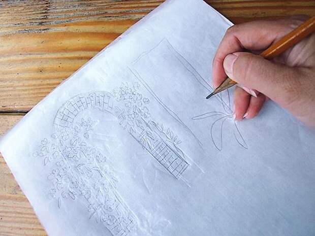 Сделайте объединенный рисунок: положите еще один чистый лист кальки на вашу склейку, обведите карандашом все детали и элементы не только выбранного сюжета, но и садового уголка, в который вы его вписываете.