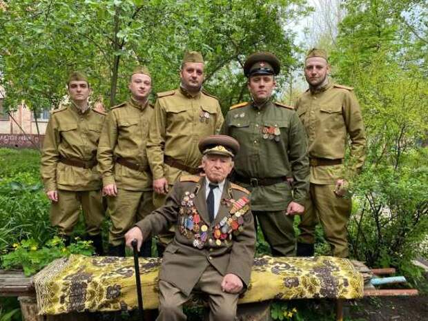 Несломленный Донбасс: Армия ЛНР чествует победителей над фашизмом (ФОТО, ВИДЕО) | Русская весна