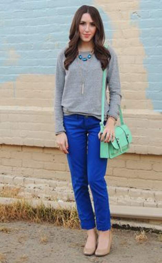 Девушка в ярких синих брюках и сером джемпере