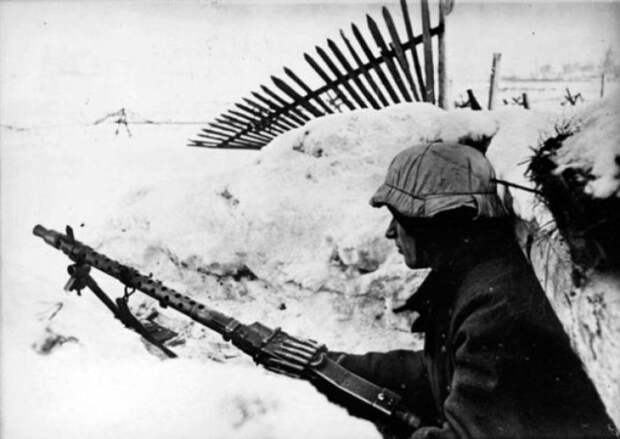 Немец в траншее в январь 1944-го. 