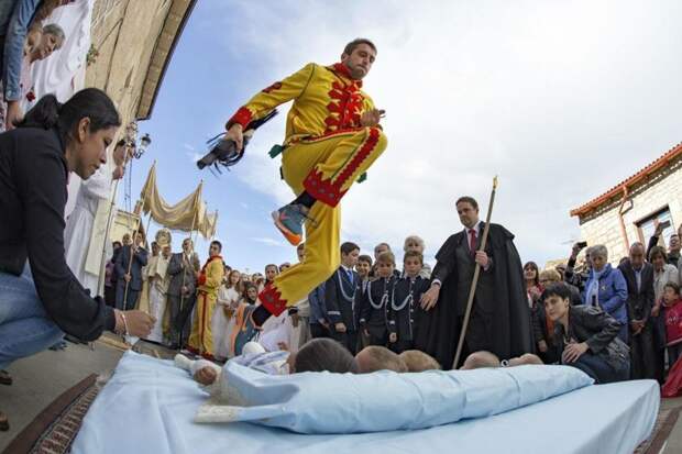 Зачем испанцы наряжаются демонами и прыгают через младенцев дети, испания, религия, ритуалы