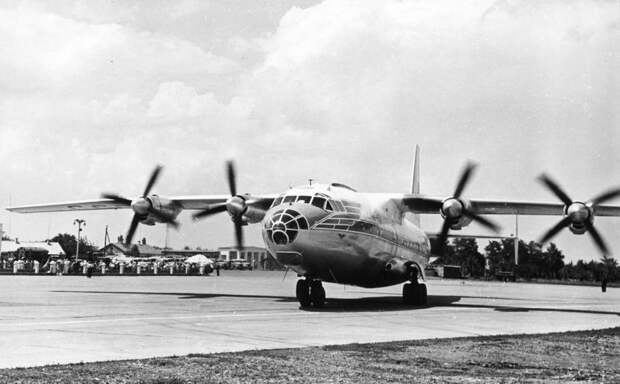Самолет Ан-10А с первоначальным трехкилевым оперением 