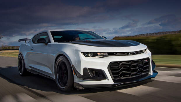 Chevrolet camaro,Chevrolet camaro zl1. «Просто» Camaro ZL1 стоит от $62 000 (4,1 млн рублей). Чтобы машина выглядела, как на фото, нужно установить аэродинамический обвес, амортизаторы Multimatic DSSV спереди и сзади, кованые диски с шинами Goodyear Eagle F1 SuperCar 3R. Вместе с «автоматом» выйдет примерно $72 000 (4,75 млн).