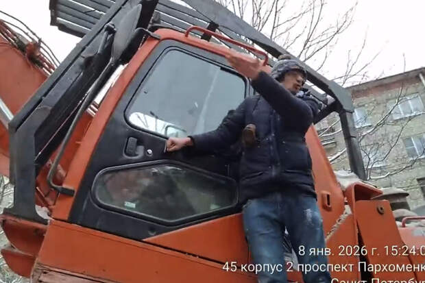 Активисты залезли на технику, пытаясь остановить снос здания ВНИИБ в Петербурге