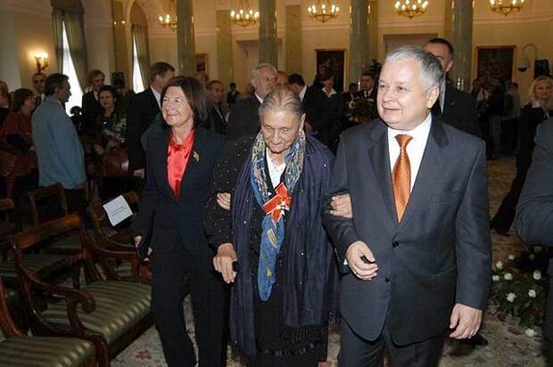 Альфреда Марковская с президентом Польши Лехом Качиньским, 2006 г. / Фото: https://www.prezydent.pl Как таборная цыганка стала кавалером Ордена Возрождения Польши