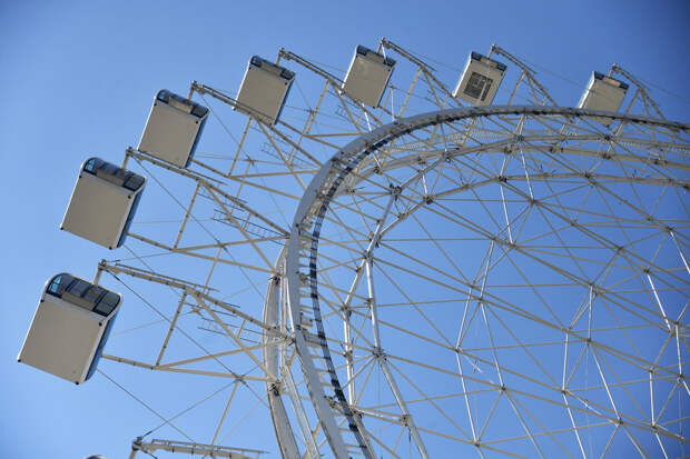 Колесо обозрения в Москве прекратило работу из-за непогоды