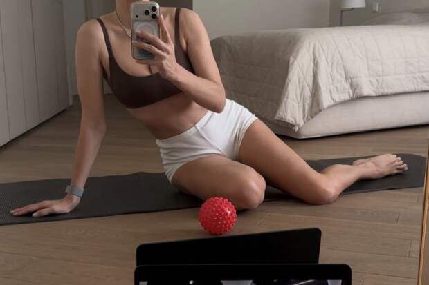 Певица Вера Брежнева опубликовала фото в топе и микрошортах