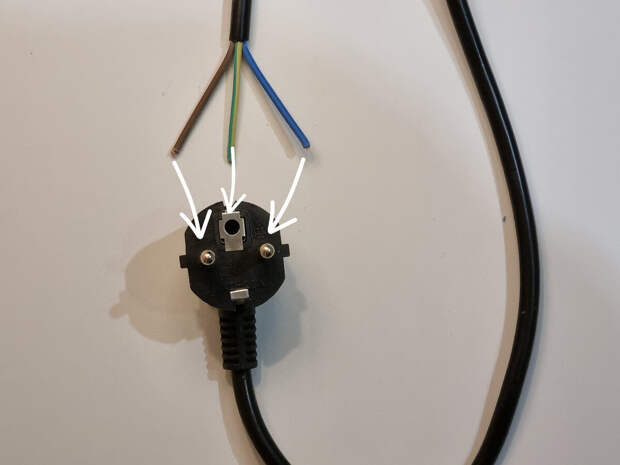 Перед вами кабель с фабричной Г-образной вилкой - такие используются для бытовых приборов. Если "прозвоним" жилы кабеля тестером, то выясним, к каким штырям вилки они припаяны.