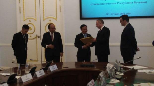 Беглов встретился с премьер-министром Вьетнама в Смольном