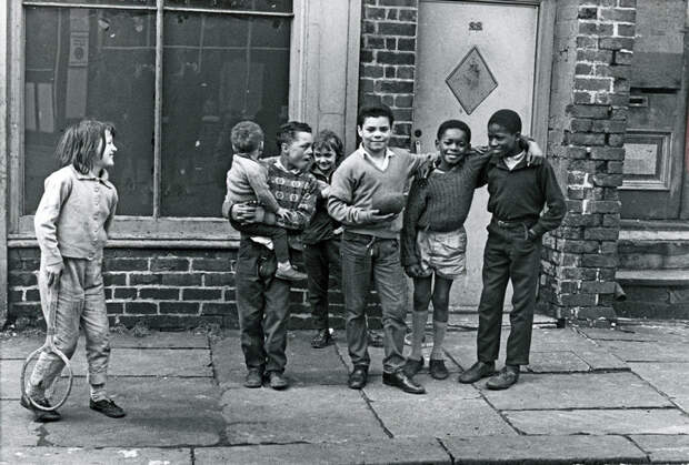 Обаяние трущоб Манчестера в фотографиях Ширли Бейкер 1960-х годов 22