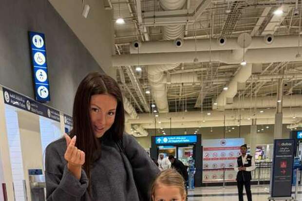 Певица Нюша с повзрослевшими детьми опубликовала фото из аэропорта