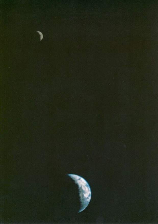 Первая в истории фотография Луны и Земли в одном кадре. Сделана американским космическим аппаратом «Voyager-1». 1979 г.