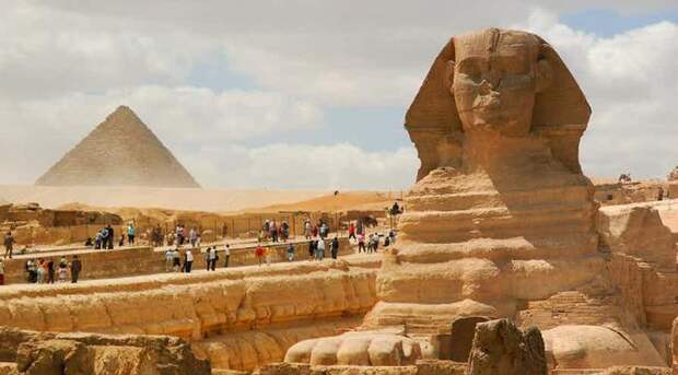 Разные имена За свою долгую историю памятник сменил массу имен. Примерно в 1400 году до нашей эры статую называли «Монументом великого Хепри». Потом появилось прозвище «Горем-Акхет», а сами египтяне называют его «balhib» или «bilhaw».