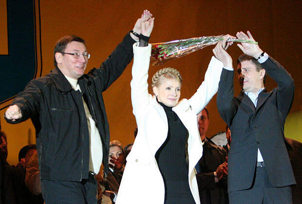 Юрий Луценко, Юлия Тимошенко и Вячеслав Кириленко на Майдане во время «оранжевой революции»