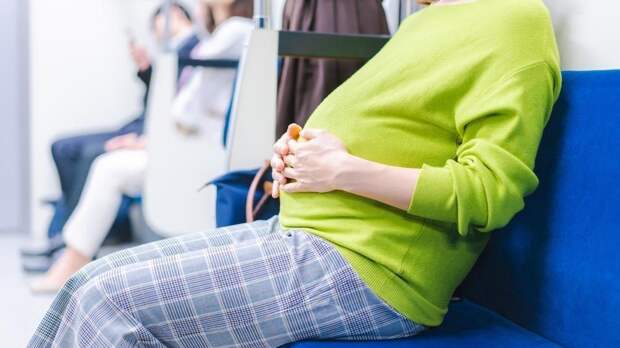 «Мамаша, ваша беременность — не наша проблема»: должны ли мы уступать в транспорте будущим матерям