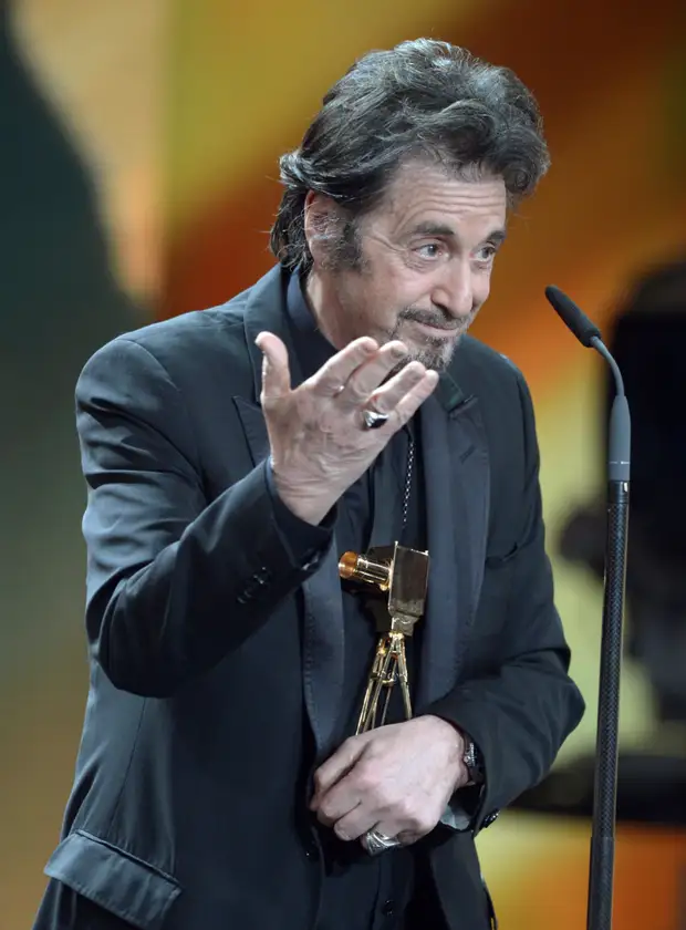 Встречается с 28-летней девушкой и танцует на улицах: как сейчас выглядит и чем занимается Аль Пачино