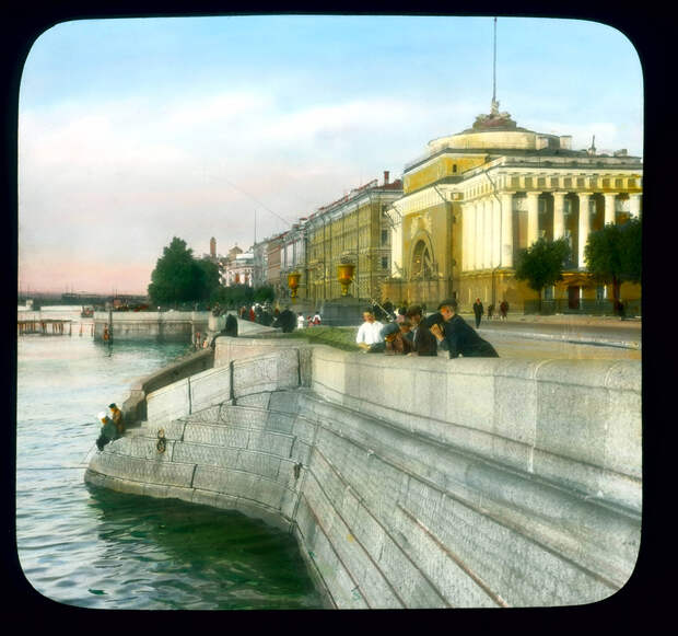 Санкт-Петербург. Набережная Невы, напротив здания Адмиралтейства