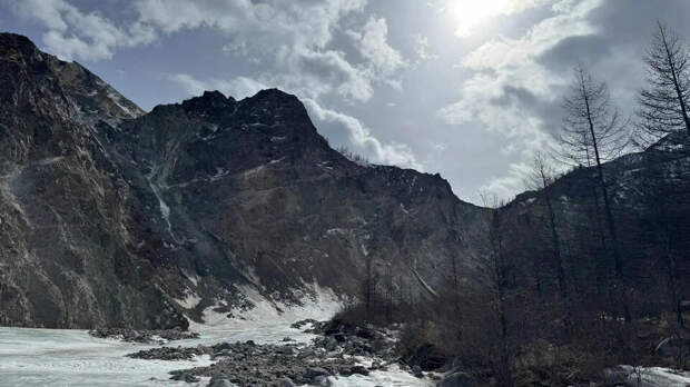 Спасатели третьи сутки ищут туриста, попавшего под лавину в Бурятии