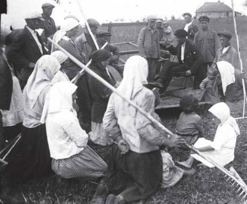 1930-е. Собрание крестьян одного из колхозов по случаю подписания Государственного займа, Донецкая область Фото: © wikimedia.org
