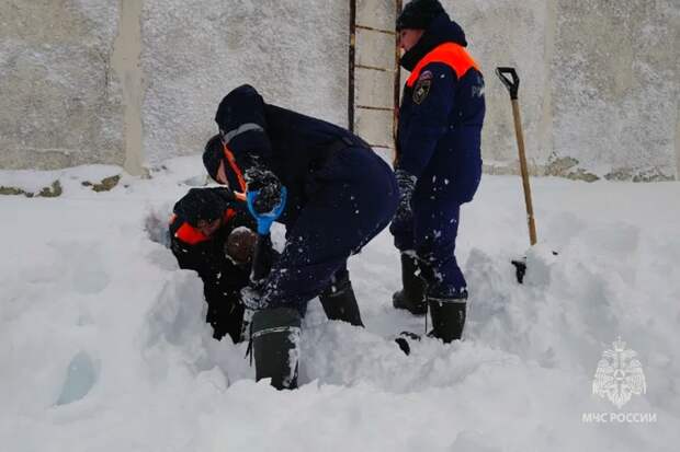 На Камчатке спасли подростка, который застрял в сугробе после прыжка с крыши