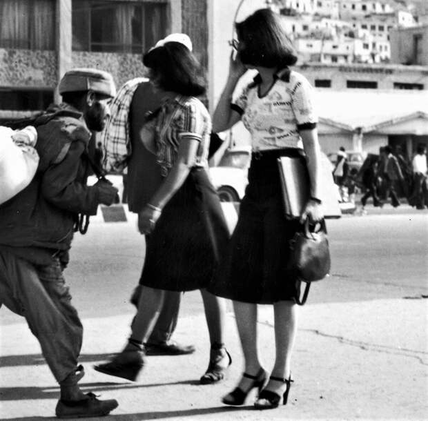 Фотография 1978 года. Женщины на высоких каблуках.