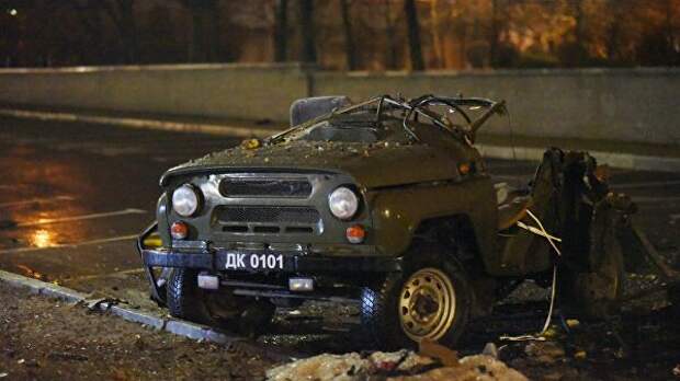 Поврежденная в результате взрыва автомашина в центре Донецка Поврежденная в результате взрыва автомашина в центре Донецка