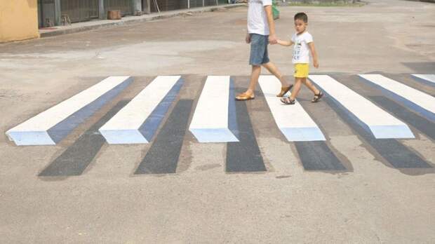 Индийский министр транспорта Нитин Гадкари предлагает использовать 3D-зебры, которые будут видны издалека и при помощи создаваемой оптической иллюзии обезопасят пешеходов от нерадивых водителей/ зебра, индия, пешеходный преход