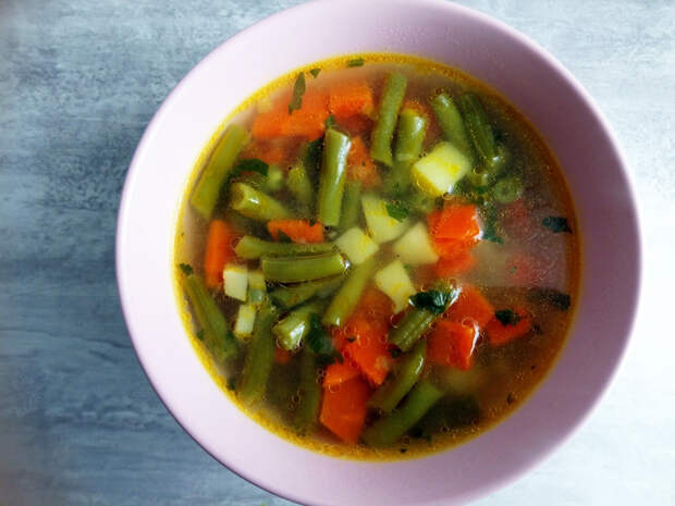 Фото рецепта - Суп из курицы с зеленой фасолью - шаг 6