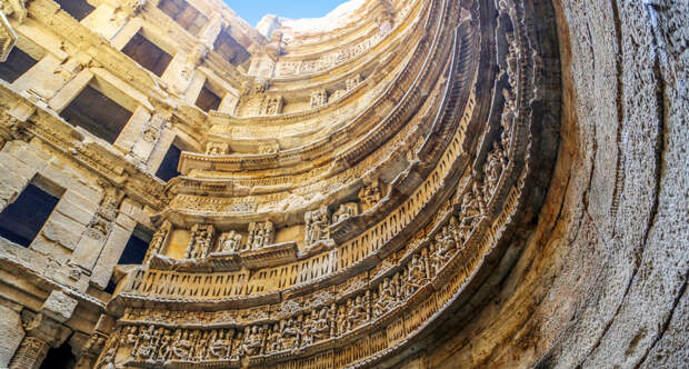 Рани-ки-Вав — тысячелетний колодец в Индии, потрясающий своей красотой