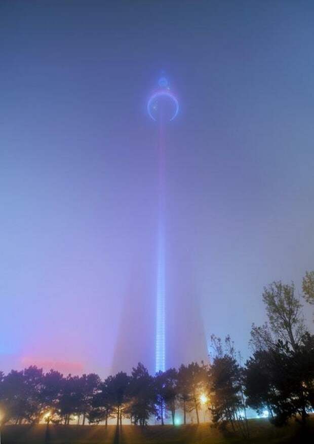 Башня Си-Эн Тауэр, Торонто в тумане позитив, фото, это интересно