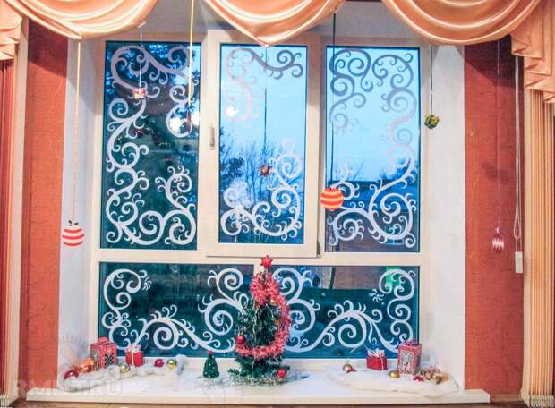 Как украсить окна на Новый год: фотопримеры