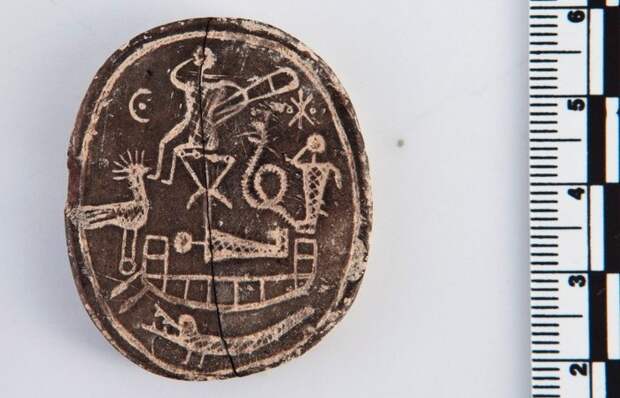 1500-летний амулет из глины размером с монету.
