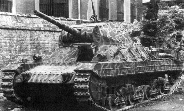 Один из очень немногих Carro Armato P 40, который использовался частями RSI. Данная машина была брошена в конце мая 1945 года в Милане - Тяжёлый танк по-итальянски | Warspot.ru