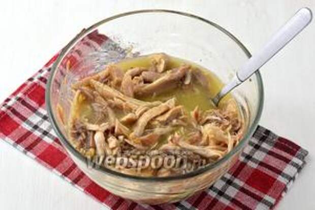 Соединить мясо, бульон с желатином, чеснок.