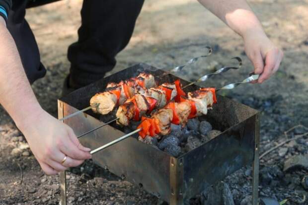 Кардиолог рассказал, чем опасен шашлык из свинины