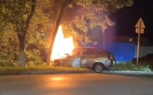 В Скопине машина съехала с дороги и загорелась
