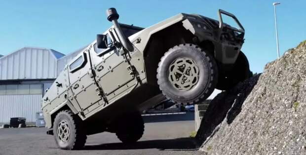 📰 Показано неудачное приземление испанского бронеавтомобиля VAMTAC