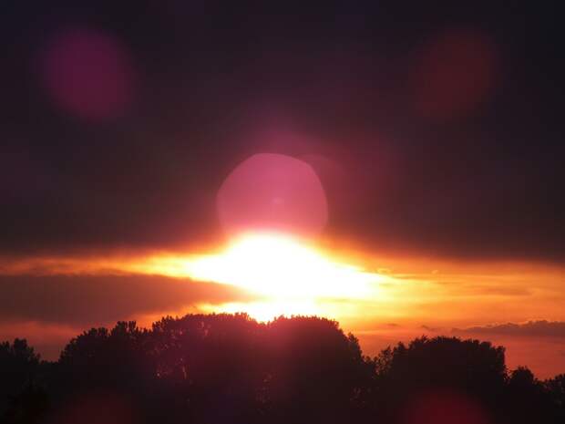 Мощная вспышка на Солнце 4 июня нанесет по Земле электромагнитный удар