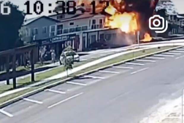 Самолет рухнул на здание ресторана в Бразилии и попал на видео