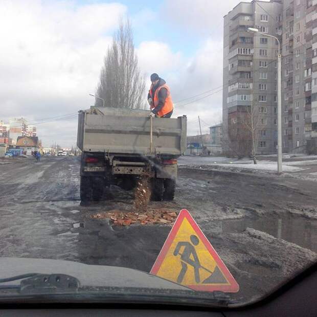 Но чтобы вы не подумали, что мы тут наговариваем на городские власти, они стараются, всеми силами ремонтируют дороги. Вот, как это выглядит. дороги, омск, прикол, юмор
