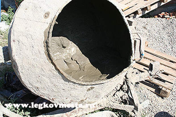 Замешиваем раствор для штукатурки стен