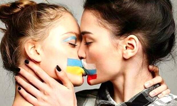 Провокационным фото целующихся украинки и россиянки Анфиса Чехова вызвала возмущение девушек 