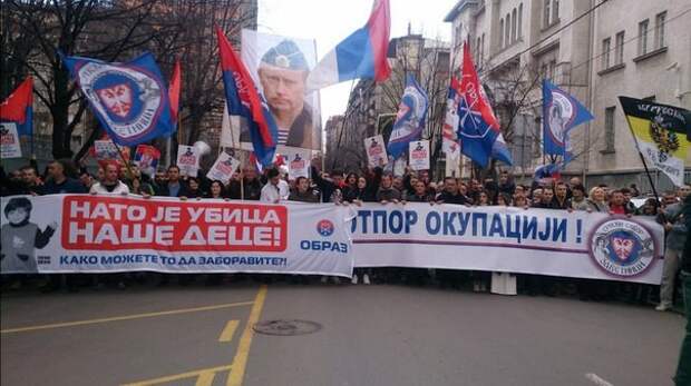 В Белграде прошла многотысячная акция протеста против сближения Сербии с НАТО В Белграде прошла многотысячная акция протеста против сближения Сербии с НАТО