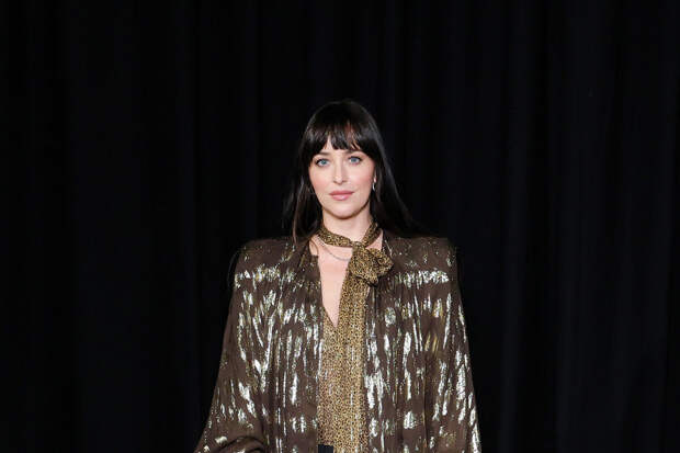 Актриса Дакота Джонсон показала фигуру в микрошортах и накидке с перьями