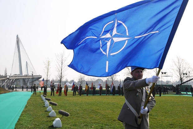 Экс-глава МИД ФРГ Фишер: можно предположить, что НАТО не выживет