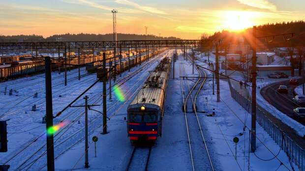 Девять поездов задерживаются после схода 35 грузовых вагонов в Амурской области