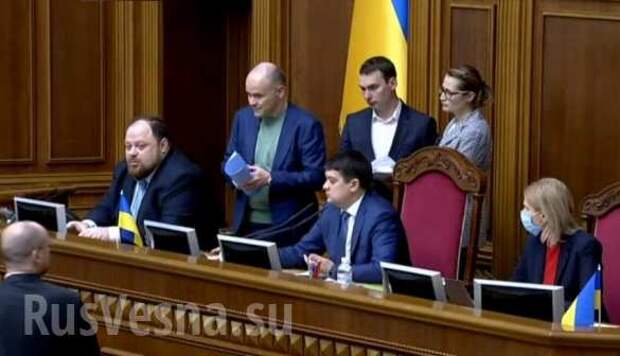 Нардепы устроили маски-шоу в Верховной раде