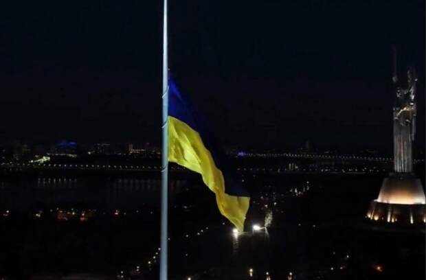 В Киеве приспущен государственный флаг Украины