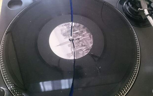 Сломанной оказалась пластинка DJ Metatron «2 The Sky», которая несмотря на недавний релиз, уже считается раритетом. Ее стоимость на сайте Discogs в среднем составляет €60. винил, почта россии